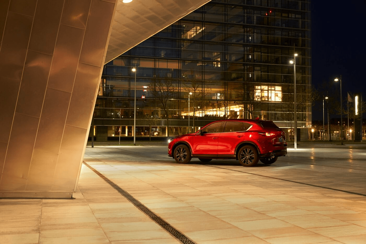 Vue 3/4 arrière de la Mazda CX-5 2025 à l'extérieur.