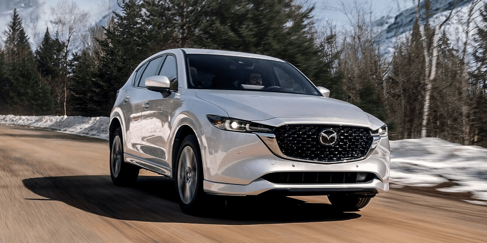 Vue 3/4 avant de la Mazda CX-5 2025 sur la route.