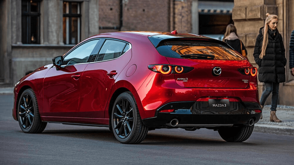 Vue 3/4 arrière de la Mazda 3 Sport 2024.